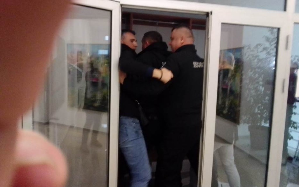 Opozicija u Novom Gradu opet PRAVI HAOS – Obezbjeđenje spriječilo ulazak izbačenih odbornika na sjednicu