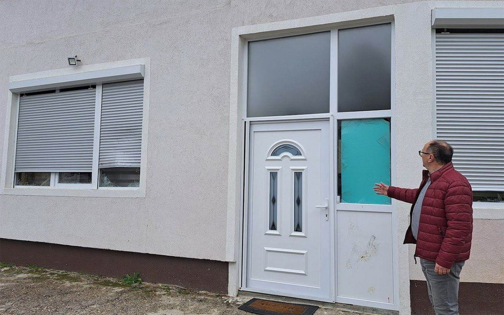 Polupani prozori i vrata na kući načelnika opštine Ribnik: Napadač pokušao da uđe unutra!