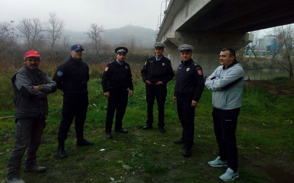 PRAVI HEROJI Ovo su hrabri policajci i mještani koji su spasili djevojku iz hladne Bosne