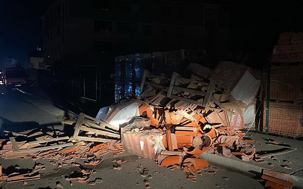 Jak zemljotres pogodio Tursku: Desetine povrijeđenih, jedna osoba u panici skočila sa balkona