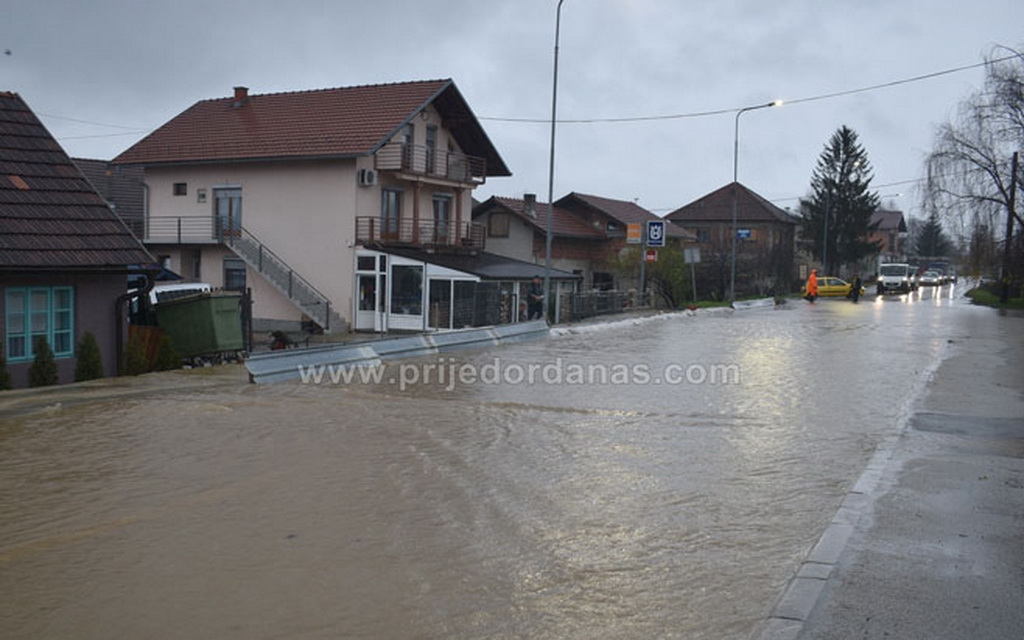 Zatvorene brojne ulice: Kiša napravila haos u Prijedoru, saobraćaj otežan