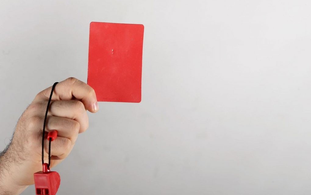Sudija u Engleskoj pokazao igraču okrugli crveni karton, stiglo i objašnjenje za zbunjene navijače