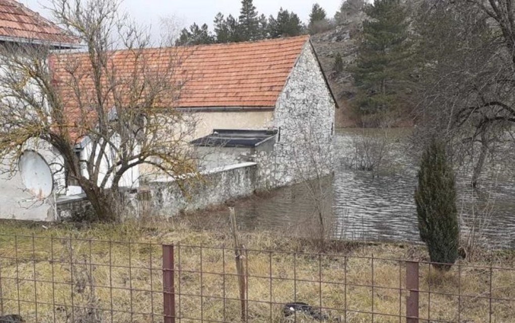 U selu Fojnica voda ušla u pet kuća; Put Gacko-Nevesinje prohodan