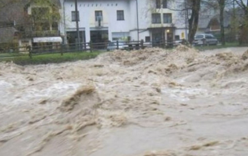 Prve žrtve poplava u Srbiji: Pokušali zaustaviti bujicu, voda ih odvukla