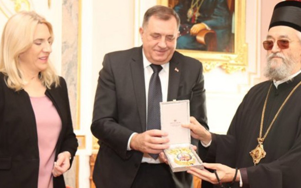 Dodik i Cvijanović episkopu Јefremu darovali panagiju presvete Bogorodice