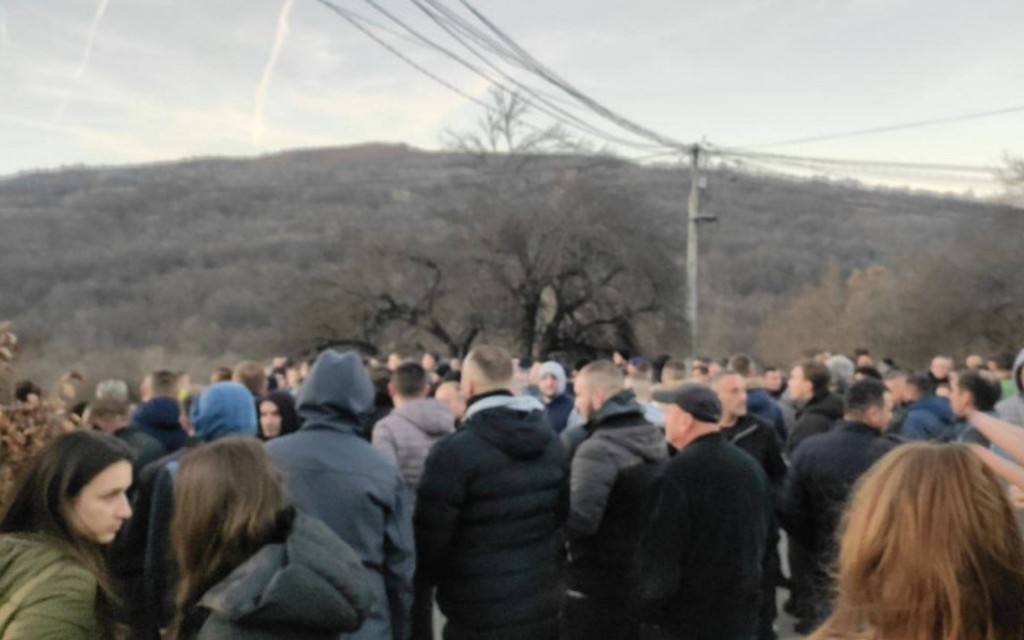Srbi u STRAHU od novih napada BLOKIRALI PUT U GOTOVUŠI NA KOSOVU
