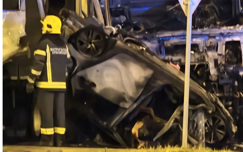 Novi Sad: Pogledajte trenutak kad se automobil zakucao u kamion – Dvoje poginulih