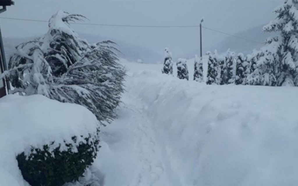 Snijeg okovao sela oko Bosanskog Grahova – Putevi neprohodni, povratnici bez struje