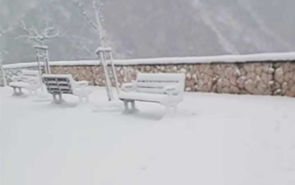 Snijeg u Dalmaciji, haos na putevima