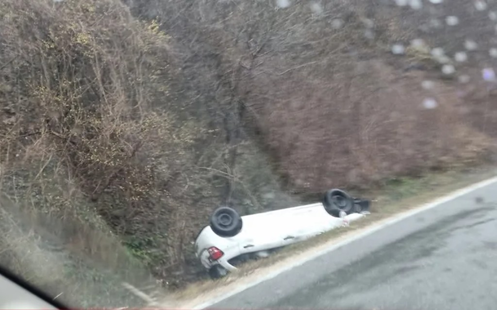 Nesreća u Krupi na Vrbasu: Automobil na krovu