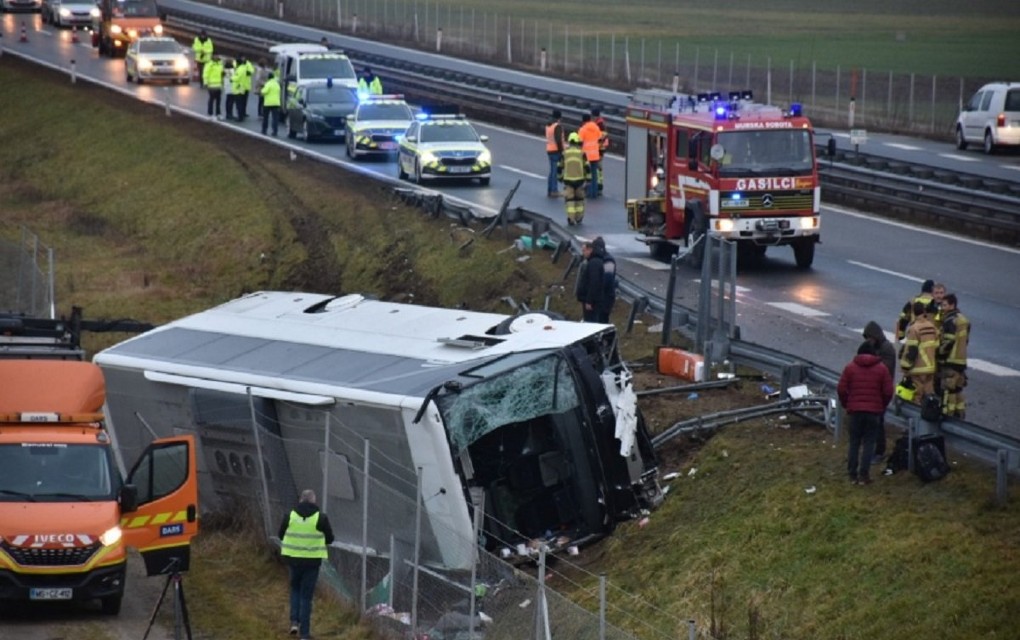 Autobus u Sloveniji sletio sa auto-puta, tri osobe poginule