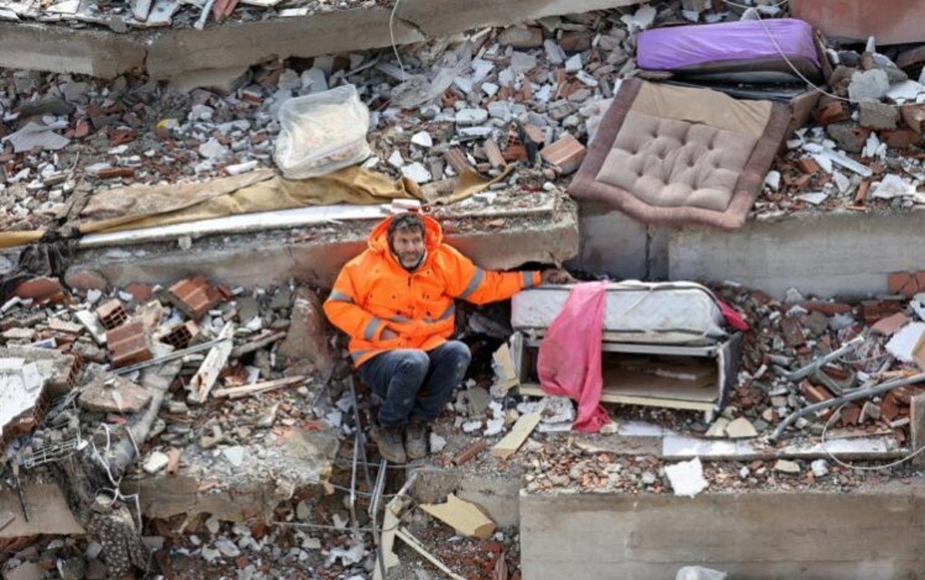 Fotografija oca koji drži ruku kćerke poginule u zemljotresu potresla svijet