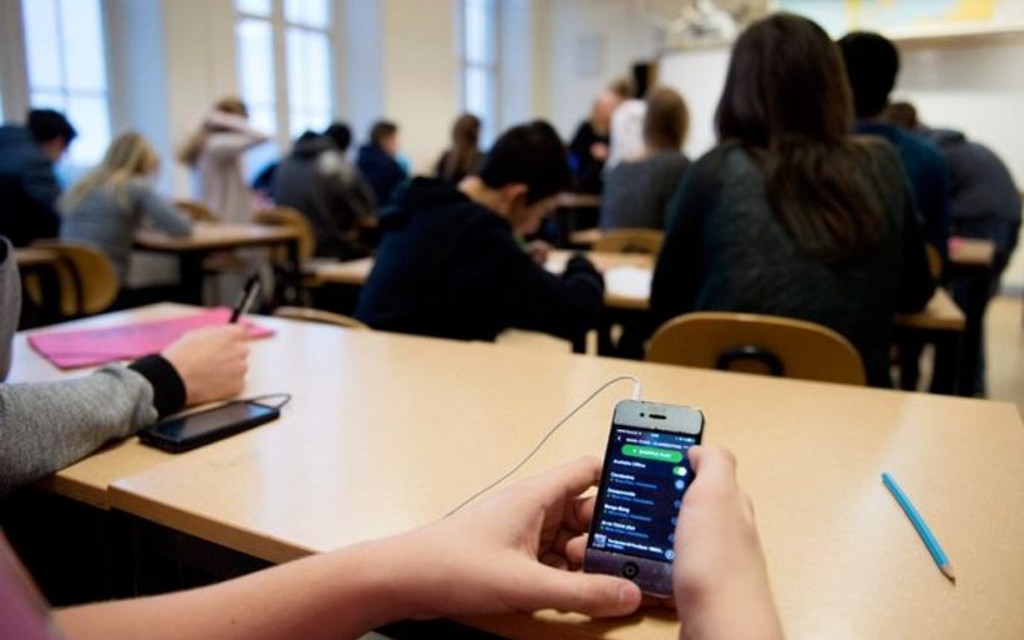 VELIKI PROBLEM U ŠKOLAMA – U Gimnaziji u Doboju riješili pitanje mobilnih telefona na časovima