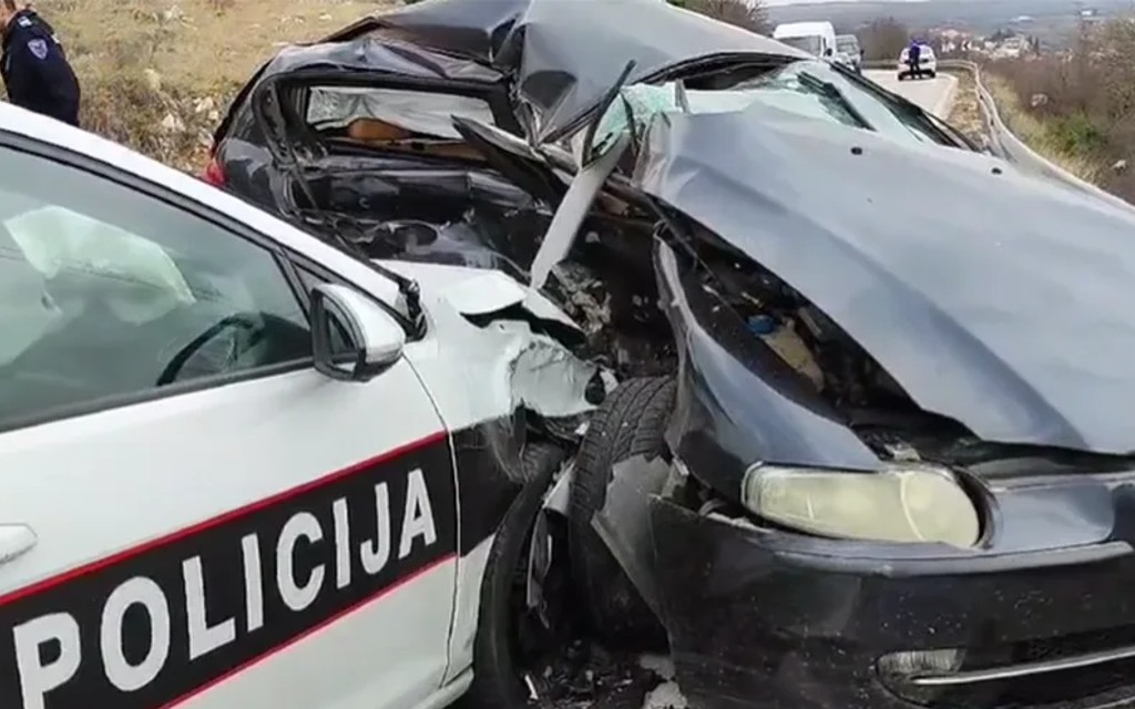 Sudar službenog i civilnog auta: Jedna osoba poginula, tri policajca povrijeđena