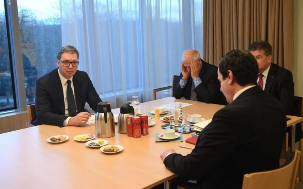 Vučić se sa sastanka oglasio putem Instagrama: TEŠKO JE, NEMA PREDAJE