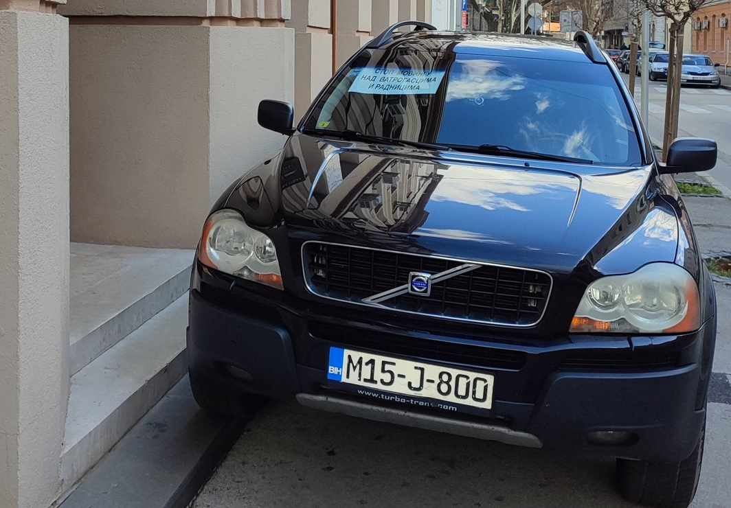 Građani Vukanovića GAĐALI JAJIMA – Autom blokirao ulaz u Gradsku upravu Trebinje