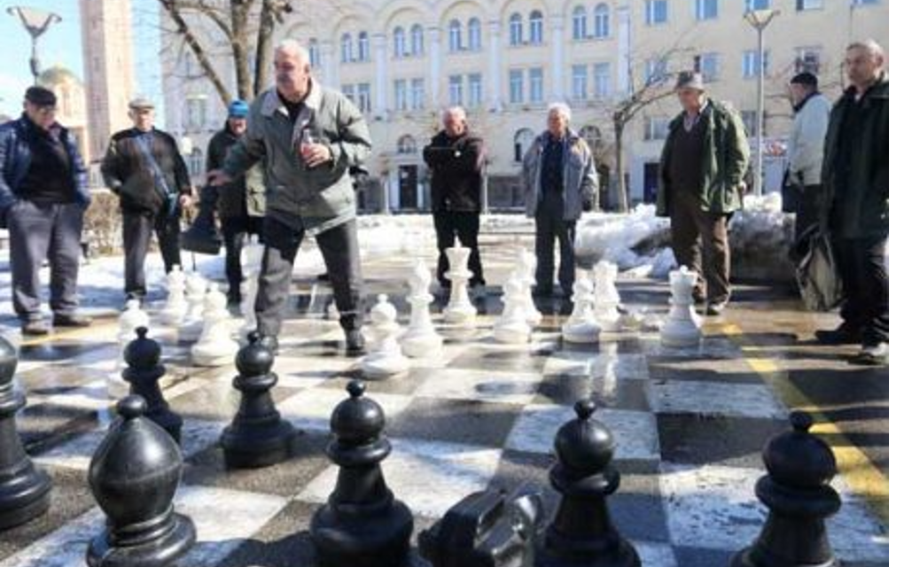 “Troše” slobodno vrijeme: Lijep dan izmamio banjalučke penzionere na partiju šaha