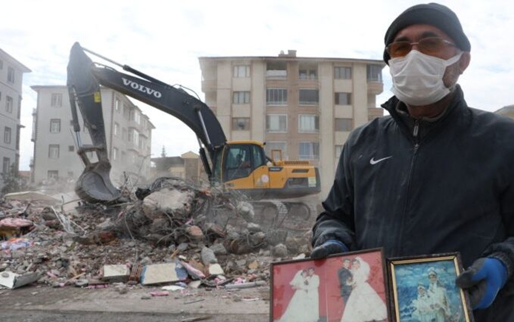 Turčin u ruševinama zgrade gdje je živio 25 godina traga za uspomenama