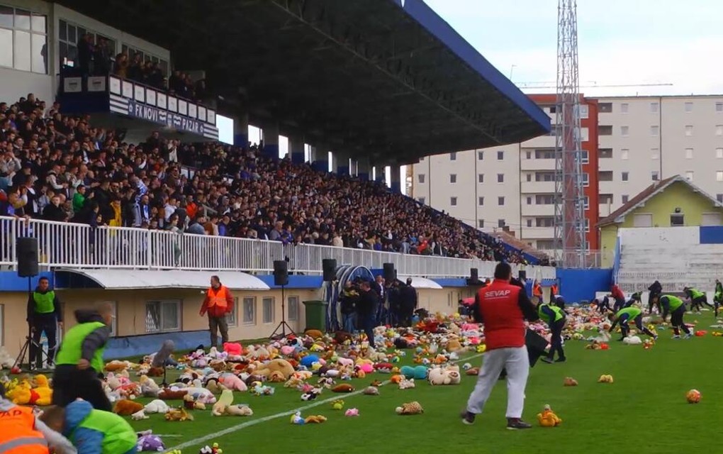 NAJPOTRESNIJI MINUT ĆUTANJA U NOVOM PAZARU IKADA: Potresne scene zbog JEZIVOG požara, teren zasula kiša plišanih igračaka!