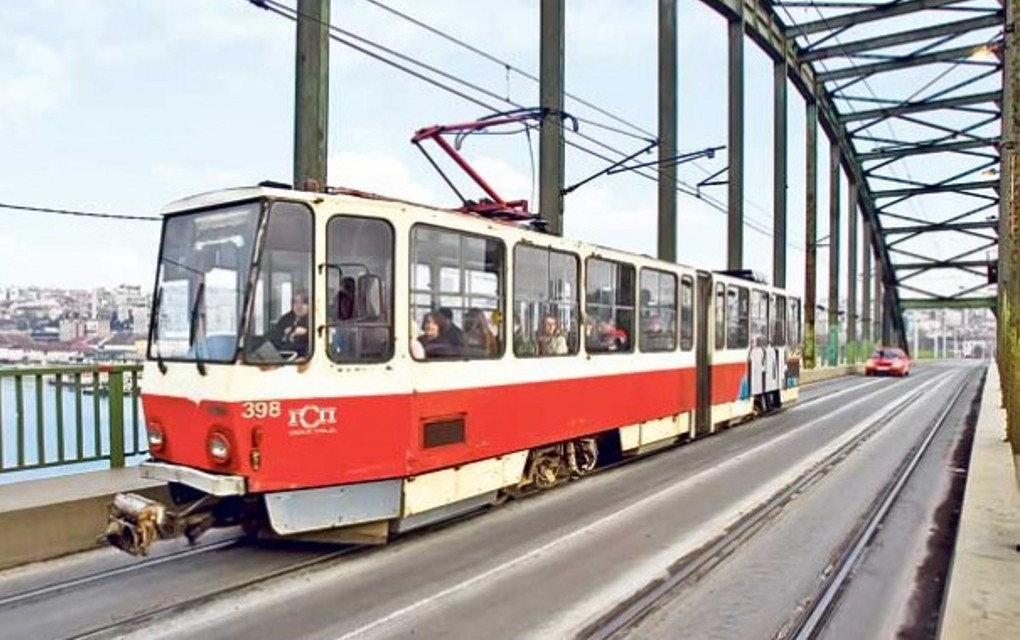 DRAMA na Voždovcu-Dijete (3) ispalo iz tramvaja!