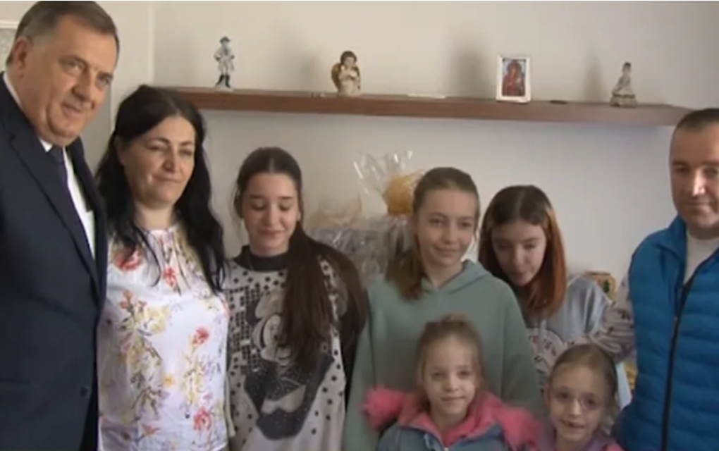 Osmočlana porodica dobia novi krov nad glavom: Dodik na useljenju sa poklonom, uručio ikonu Svetog Jovana