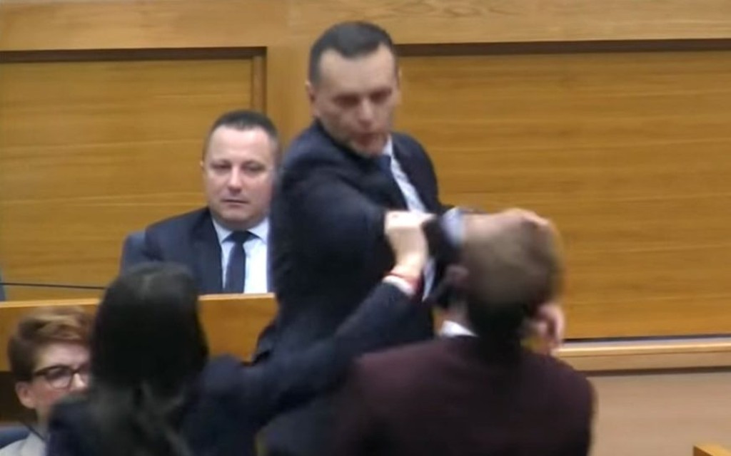 Prijeti mu do 2 godine zatvora: Okončano suđenje Lukaču zbog napada na Stanivukovića u Narodnoj skupštini RS