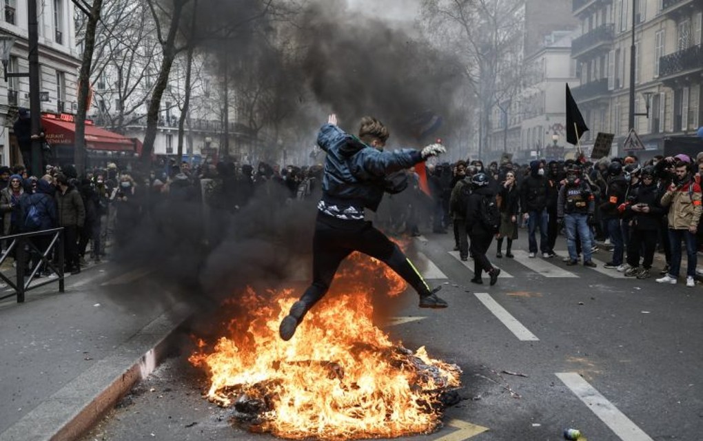 BRUTALNI SUKOBI POLICIJE I GRAĐANA: Na ulicama u Francuskoj više od 700.000 ljudi
