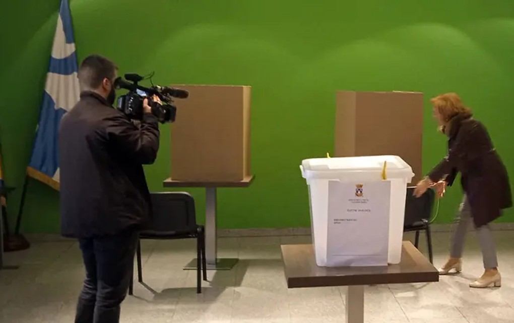 Predsjednik biračkog odbora samoinicijativno okrenuo glasačke kabine