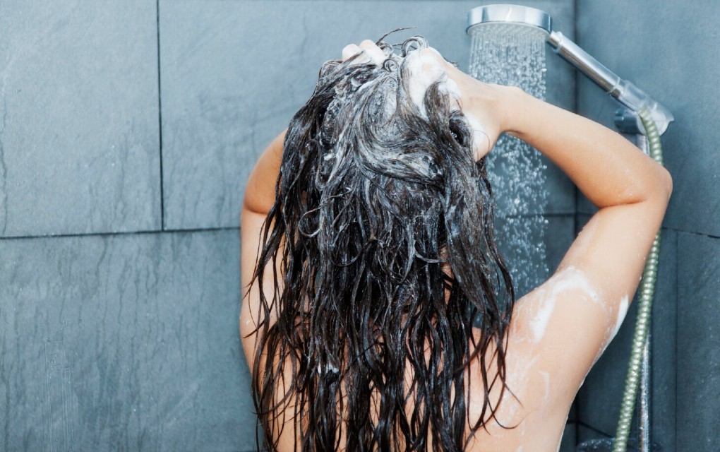 Obrnuto pranje kose – tehnika koja je osvojila društvene mreže