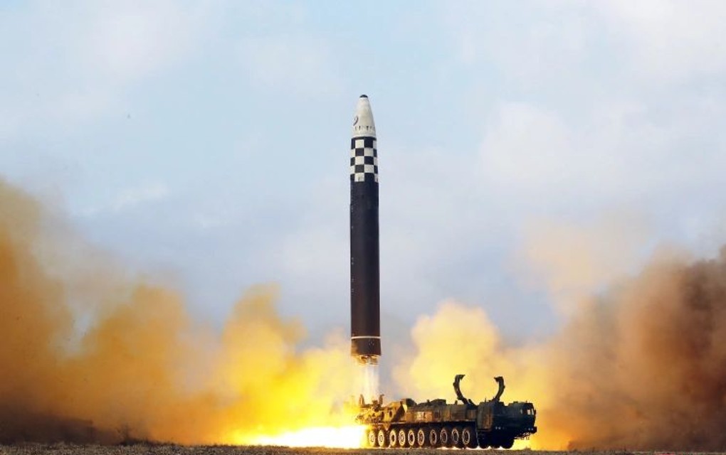 “Čudovišni projektil” poletio u nebo: Kim Jong Un sa kćerkom gledao isapljivanje rakete