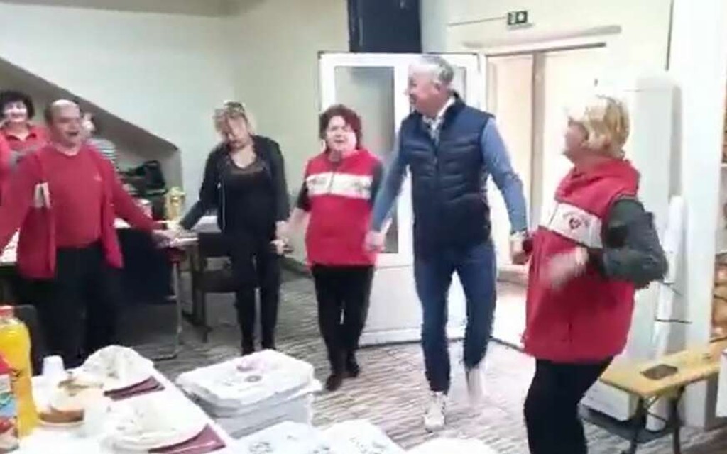 Veselje u javnoj kuhinji: Borenović sa damama zaigrao Užičko kolo