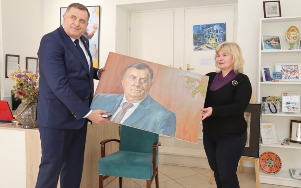 Dodik u Trebinju kao poklon za rođendan dobio portret