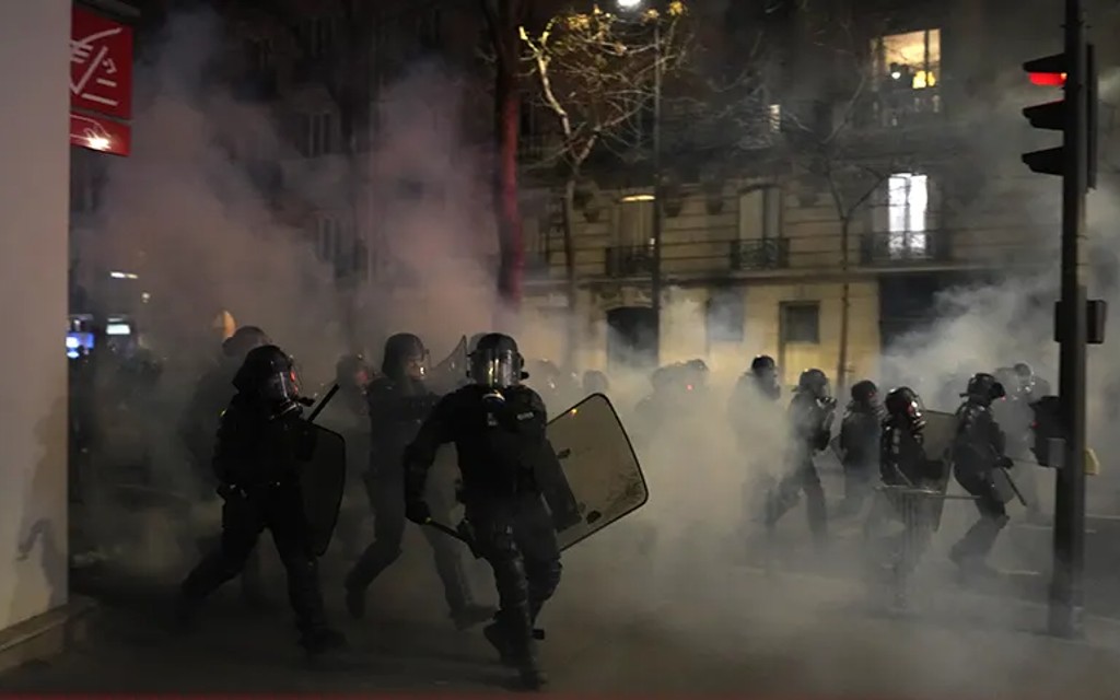 Protesti u Francuskoj prerastaju u nasilje – Zapaljena zgrada opštine u Bordou