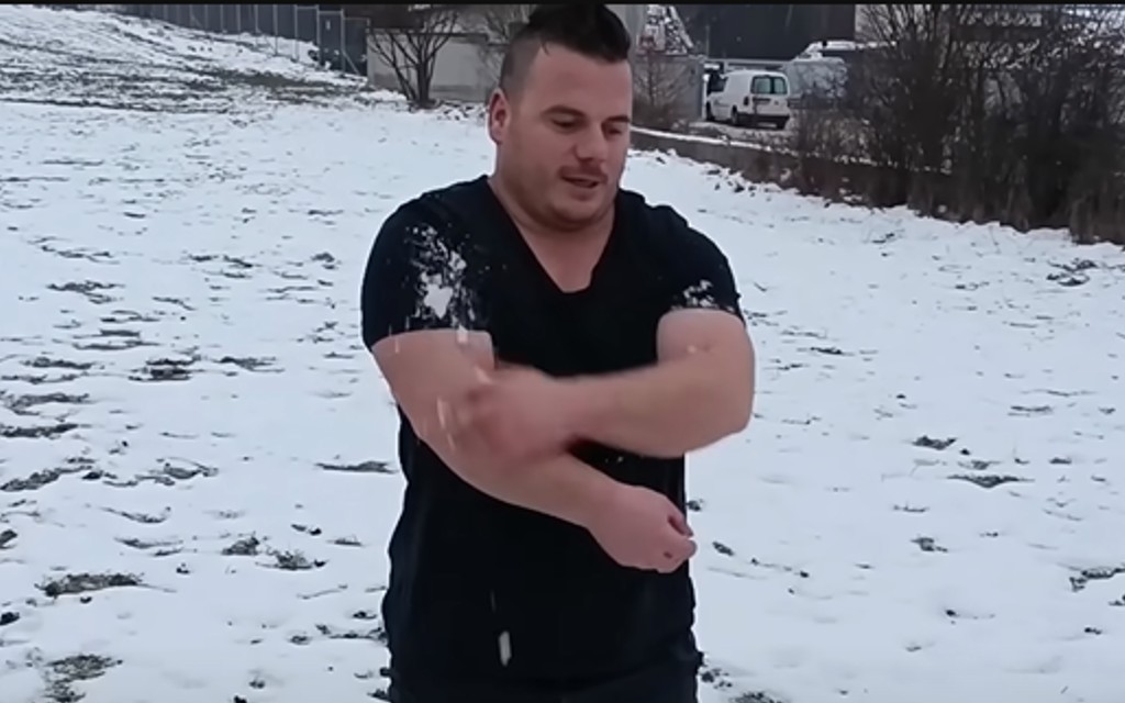 Oborio bika i kupao se u snijegu: Bosanski Hulk iz Gaćica ponovo demonstrirao svoju snagu