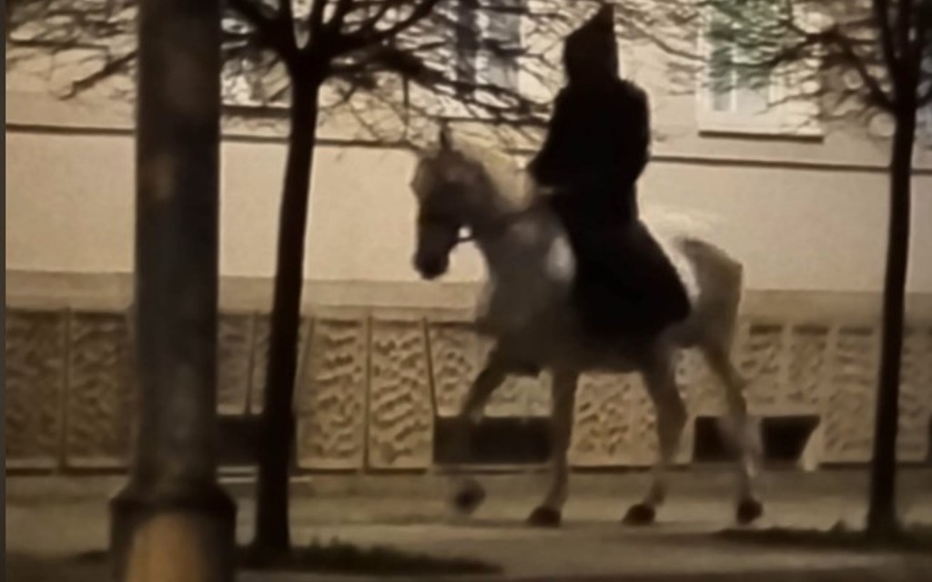 Evo ko je misteriozni jahač na bijelom konju sinoć u centru grada