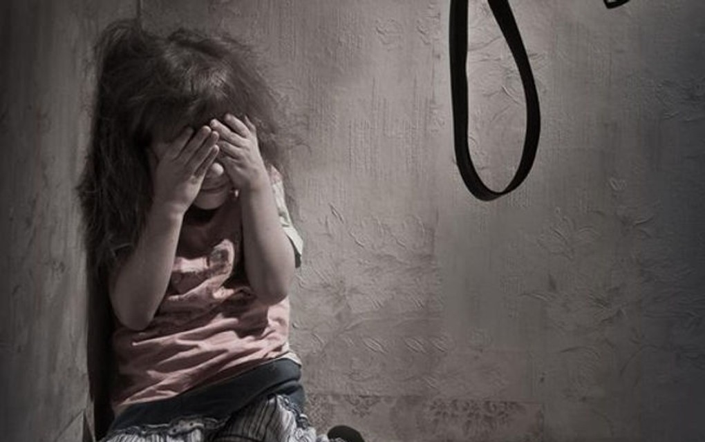 Mučila svoje dijete: Majka vezivala kćerki ruke u hranilicu i izbacivala je na terasu