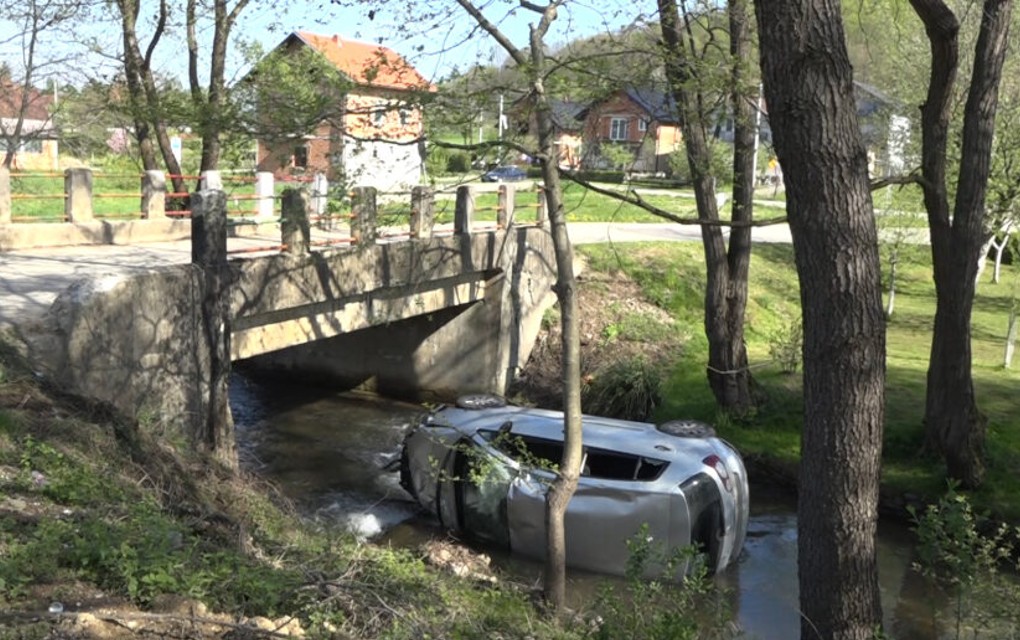 Automobil promašio most: Polo sa petoricom mladića sletio u korito rijeke