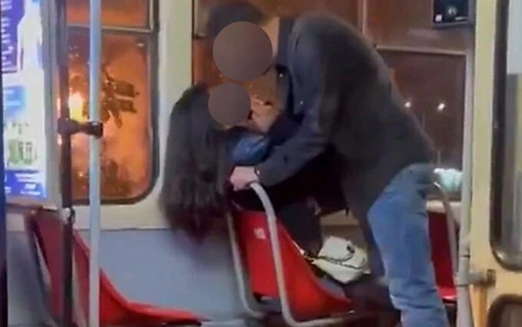 Muškarac davio ženu, zastrašujuća scena u tramvaju