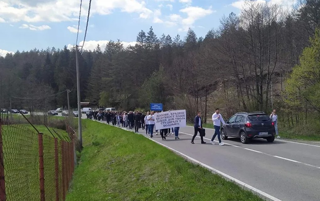 Protest članova DNS-a u blizini kuće Željka Dubravca zbog prelaska u Trivićkin tabor