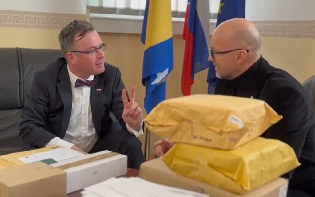 Ambasadori Slovačke i Slovenije napravili prvoaprilski video – Poštar ne kuca dva puta već pogriješi zemlju!
