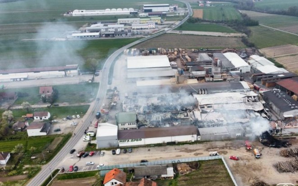 Snimak iz vazduha: Pogledajte razmjere požara u preduzeću “Mega drvo” u Bijeljini