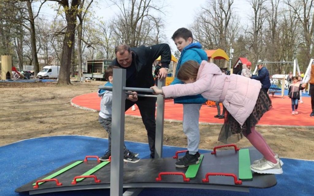 Dodik počastio radnike na gradilištu a zatim se družio i igrao sa djecom u Parku “Mladen Stojanović”