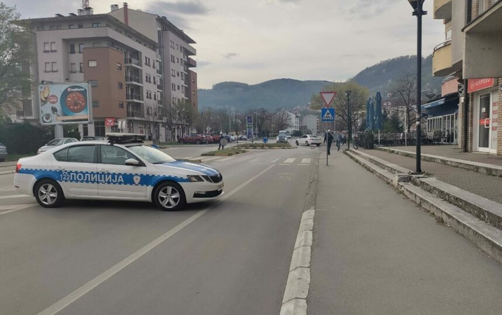 POLICIJA BLOKIRALA ULICU U saobraćajnoj nesreći u Banjaluci teže povrijeđen biciklista