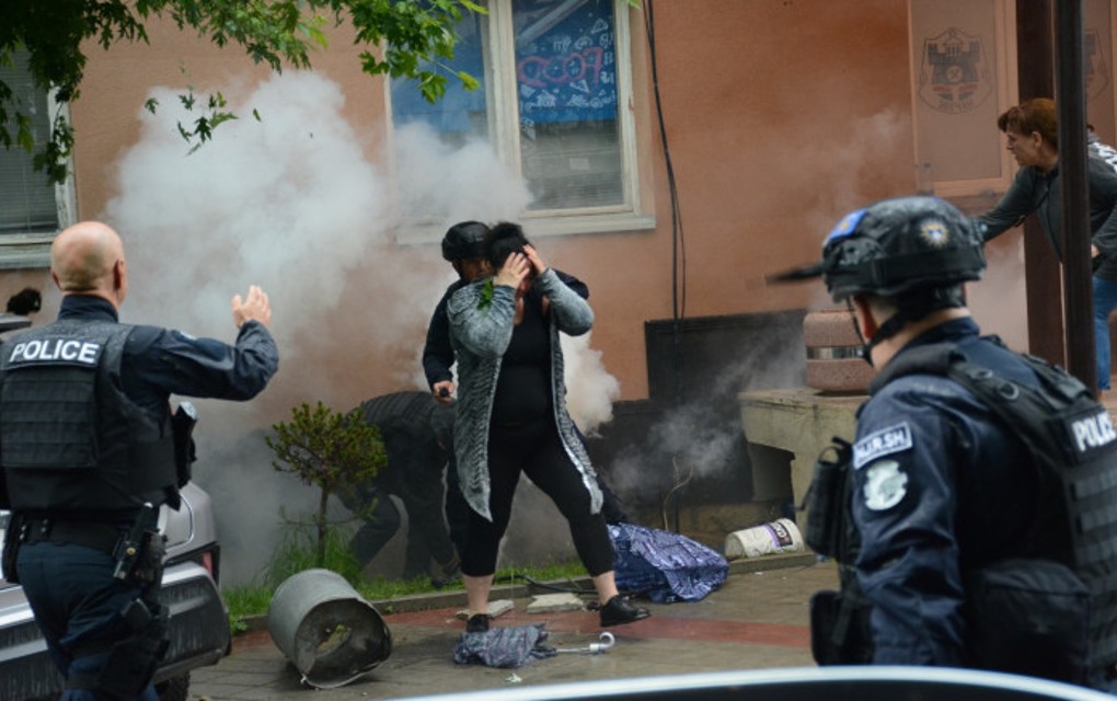 Kosovska policija ušla u zgradu opštine Zvečan, suzavcem i šok bombama na okupljene Srbe