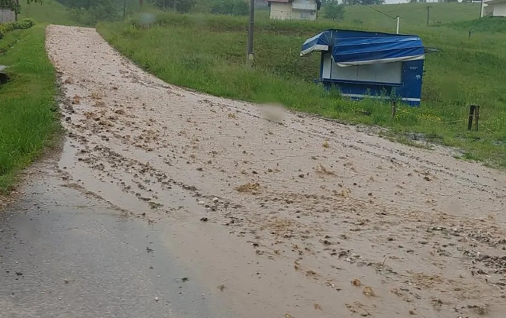 Kiša pravi probleme i u Banjaluci, bujica na putu
