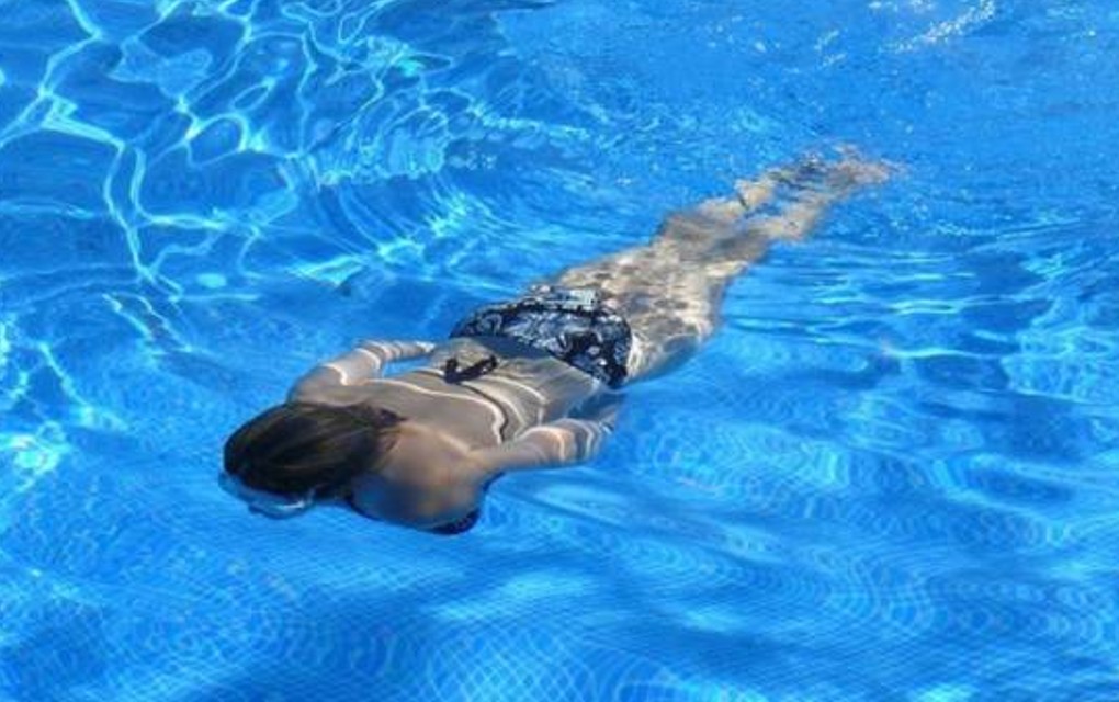 Dijete završilo na dnu bazena! Žena s cerebralnom paralizom spasila djevojčicu