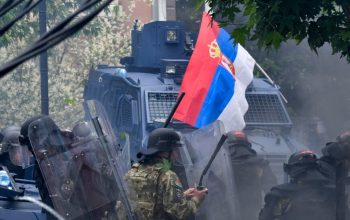3 muškaraca zbog uništavanja srpske zastave