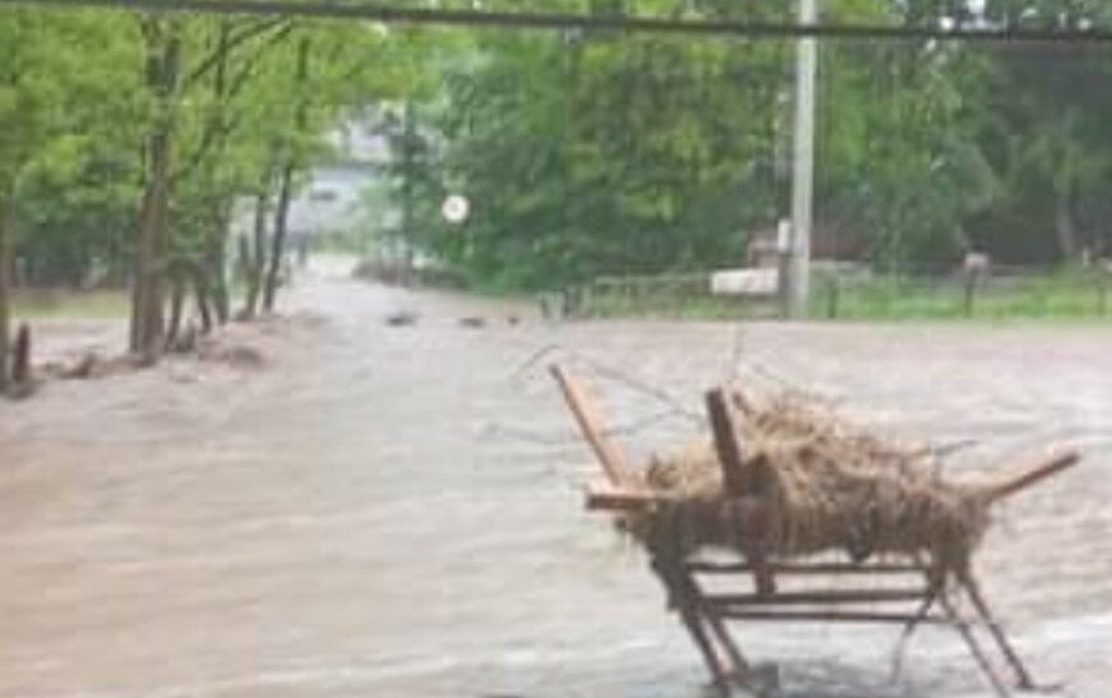 Izlila se rijeka Brezna: Put za Teslić pod vodom, domaćinstva poplavljena, bujica nosi sve pred sobom