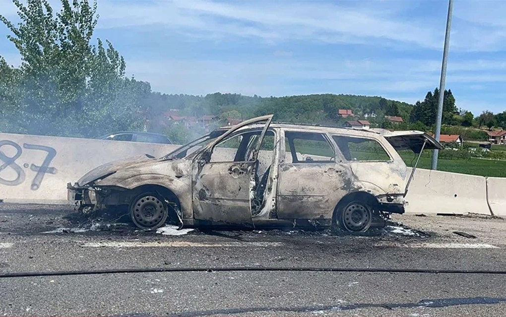 Izgorio automobil u Glamočanima, ogromne gužve u saobraćaju