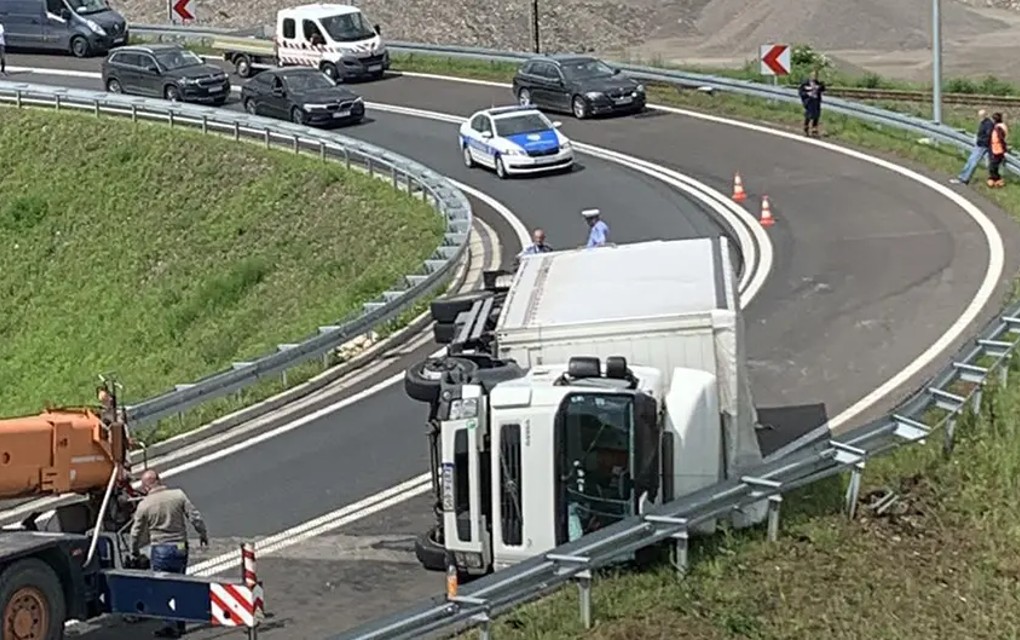 Kamion se prevrnuo na izlazu sa autoputa kod Doboja!